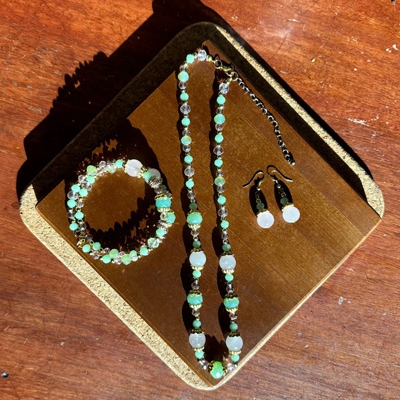 Rose quartz with green beads & golden accents, earrings bracelet, & necklace set - Picture 2 of 3